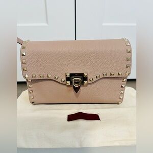 AUTHENTIC VALENTINO SMALL ROCKSTUD GRAINY CALFSKIN CROSSBODY BAG . colour PODURE